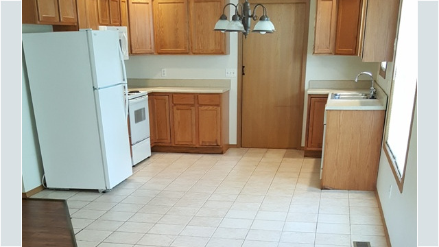 Open floor plan leads into kitchen