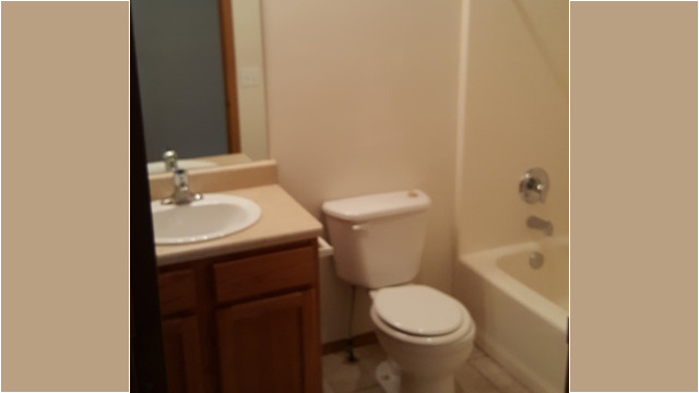 Main bath with bathtub